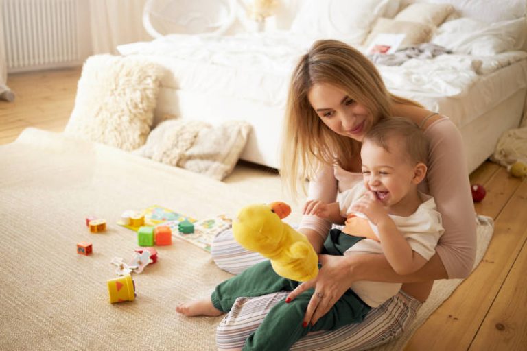 Scelta dei migliori giochi per neonati più sicuri e divertenti