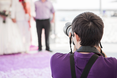 Come si svolge il lavoro del fotografo per matrimoni