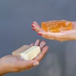 Saponi solidi e liquidi: differenze vere, impatti ambientali e quando conviene l’uno o l’altro