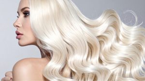 Shampoo antigiallo: cos’è, come si usa e come scegliere il migliore